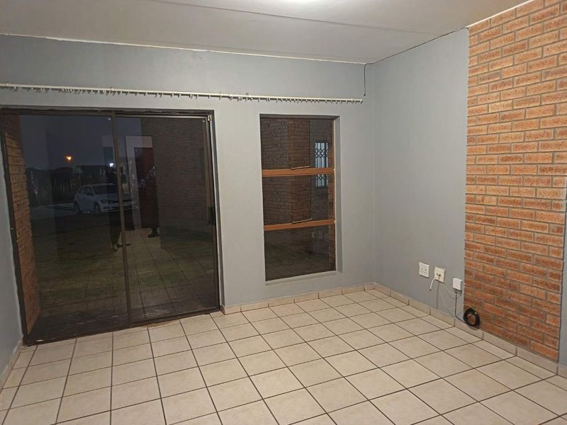 Modern 2-Bedroom Apartment To Let in Jazzy Berry Gardens, Dawn Park  Discover the perfect blend of comfort and security - Photo 3