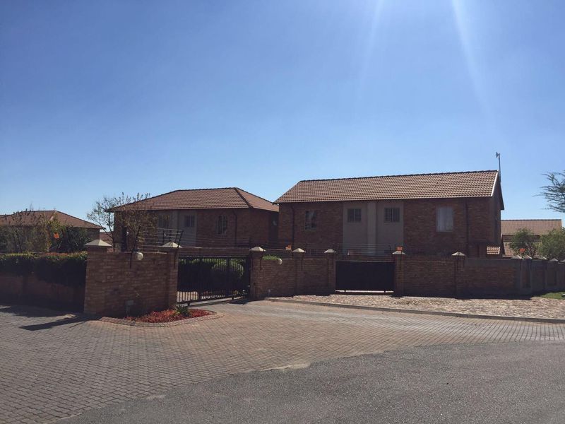 3 bedroom duplex unit in Hazeldean, Pretoria - Photo 5
