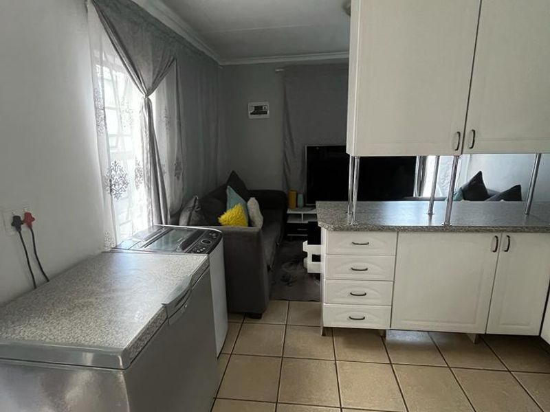 Property in South Hils - Photo 4