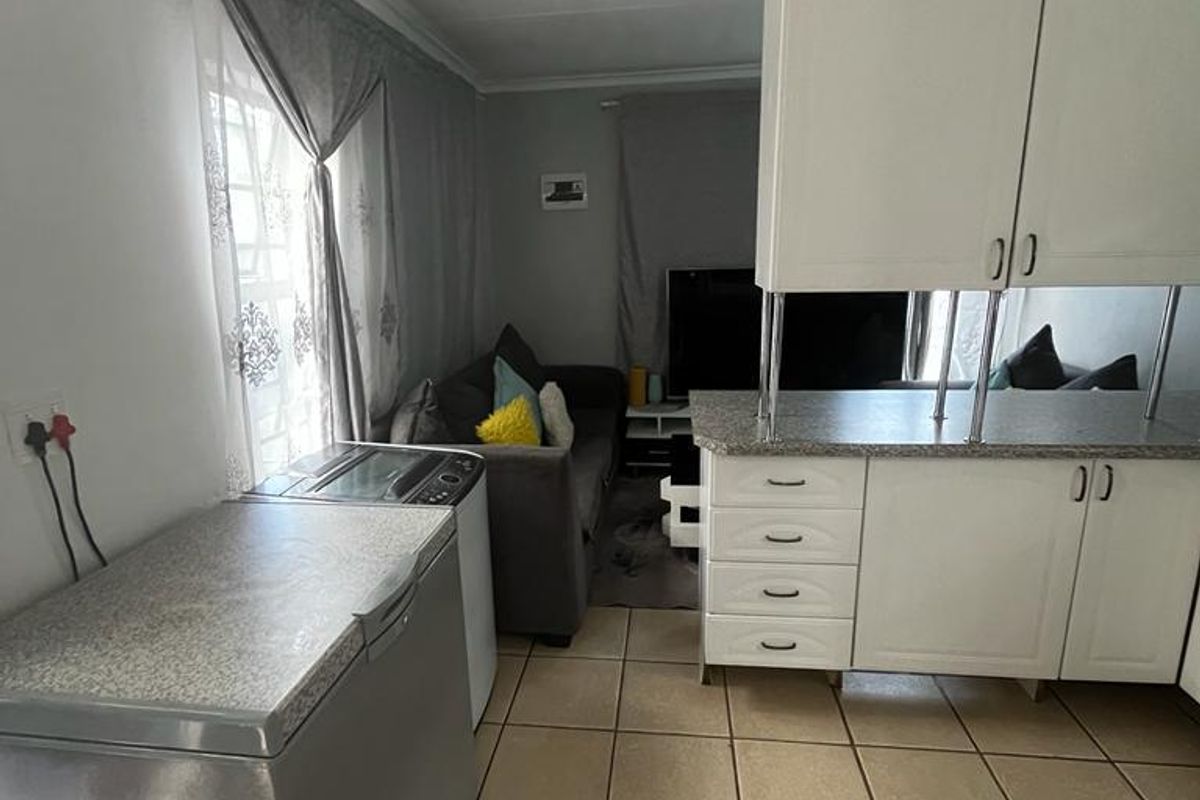 Property in South Hils - Photo 4