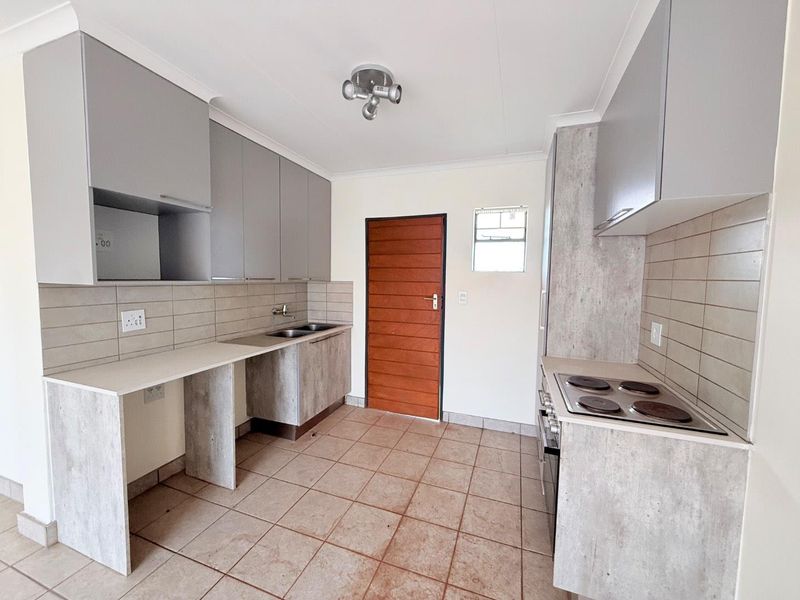 Chic Third-Floor Gem: Perfect for First-Time Buyers & Investors - Photo 4