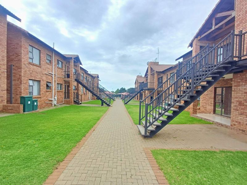 Modern ground floor apartment in a low maintenance complex - Photo 6