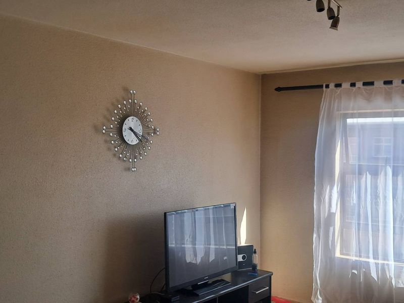 Spacious Apartment in Safe Complex! - Photo 7