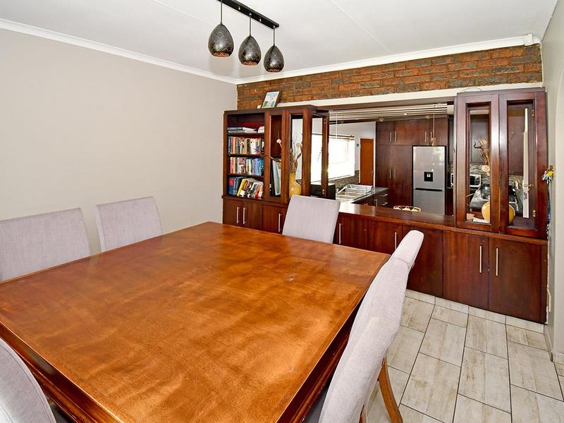 Entertainers Delight with a granny flat and pool - Photo 10