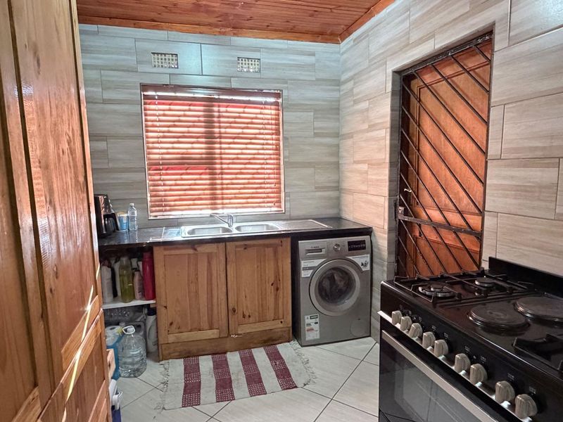 Spacious Home In Summerville - Photo 8