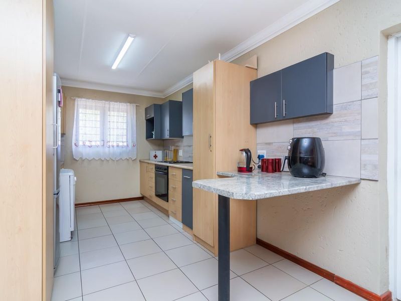 Chic Townhouse Perfect for First-Time Buyers & Downsizers! - Photo 9