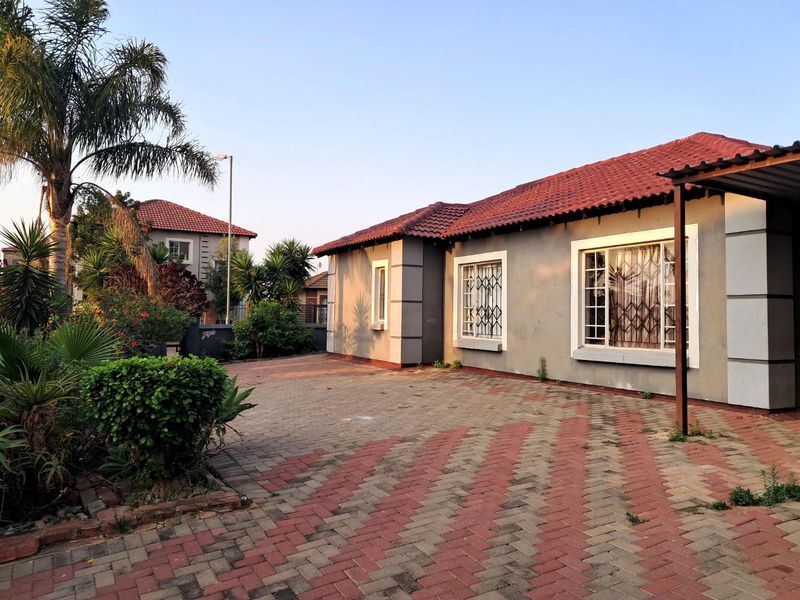 3 Bedroom House For Sale in Nkwe Estate - Photo 2