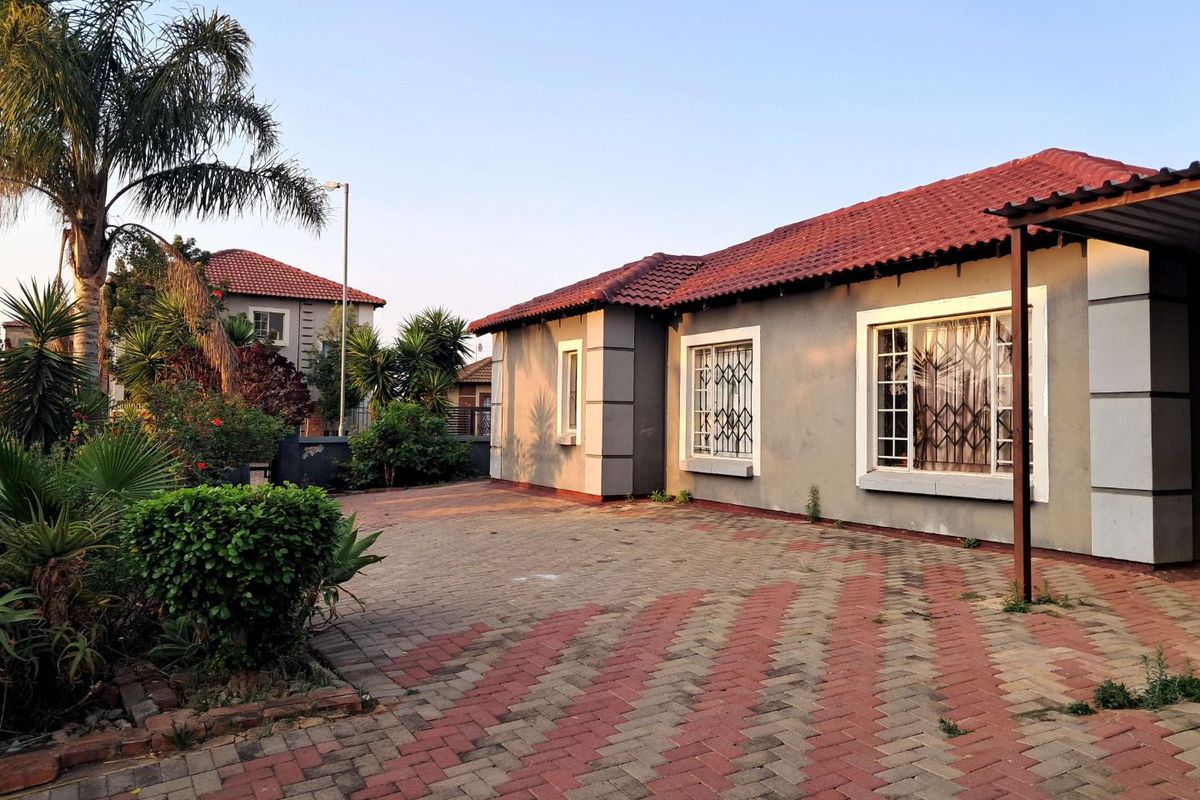 3 Bedroom House For Sale in Nkwe Estate - Photo 2