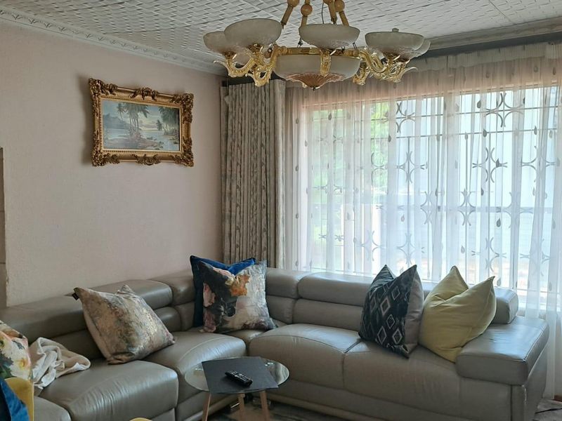 Charming and well maintained family home nestled in a peaceful neighborhood in Clarina - Photo 4