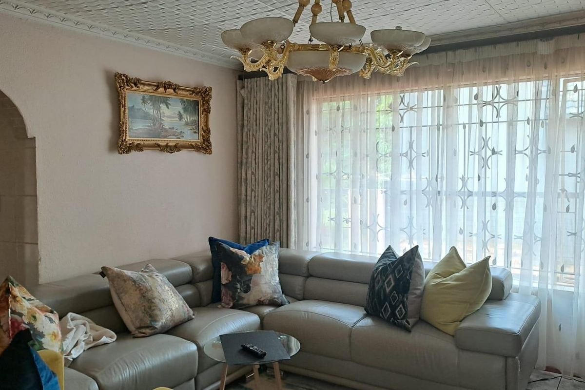 Charming and well maintained family home nestled in a peaceful neighborhood in Clarina - Photo 4