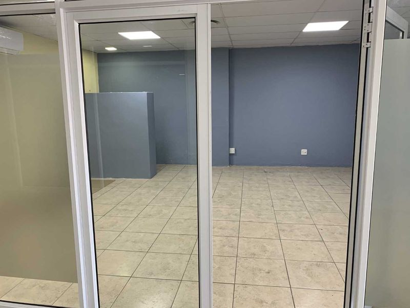 Prime Retail/Office Space in Neat Arcade – Secure Your Spot Today - Photo 3