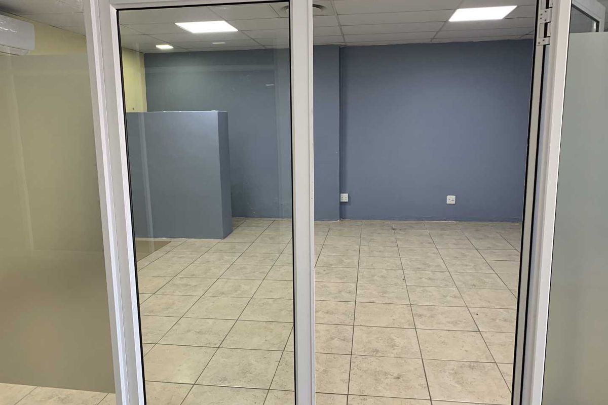 Prime Retail/Office Space in Neat Arcade – Secure Your Spot Today - Photo 3