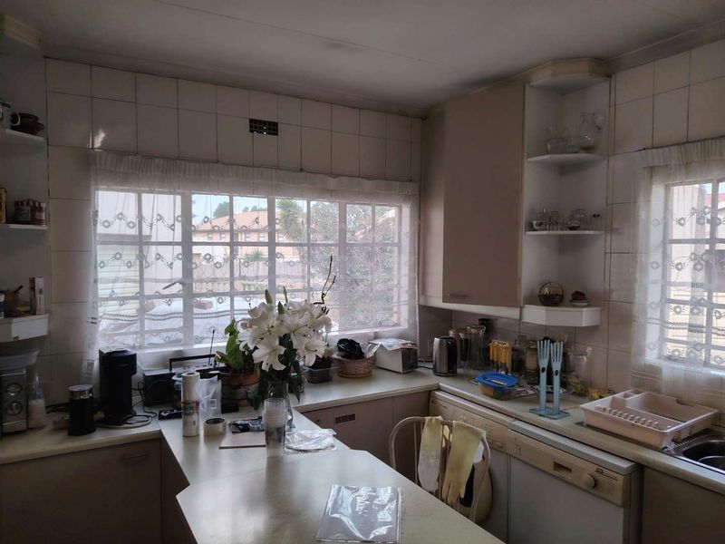 Charming 3-Bedroom Home in Sought-After Boomed-Off Area – Makenzie Park, Benoni - Photo 8