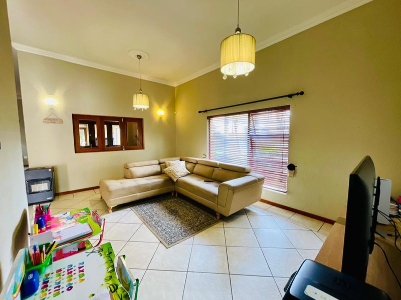 Beautiful family home with spacious living & stunning Garden - Photo 6