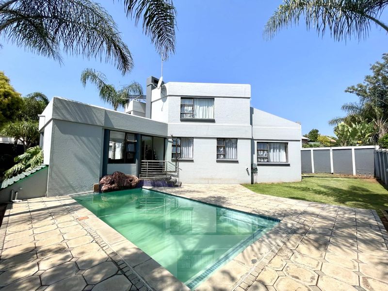 Spacious 4-Bedroom Family Home with Pool, Entertainment Areas & Solar Backup in Highveld - Photo 3