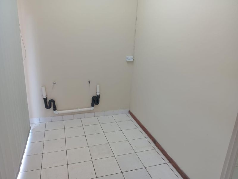 Spacious 4-Bedroom Family Home with Pool, Greenbelt Setting and Separate Granny Flat - Photo 10