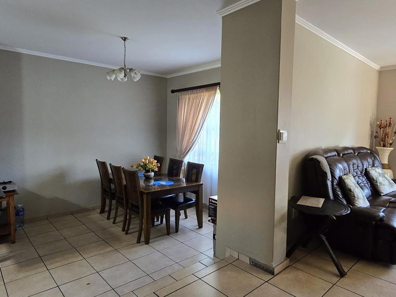 Stunning House In Rooihuiskraal Ext 22 - Photo 6