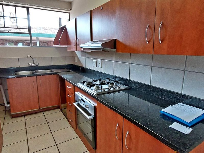 Modern Ground Floor Unit with Pet Friendly Private Garden - Photo 4