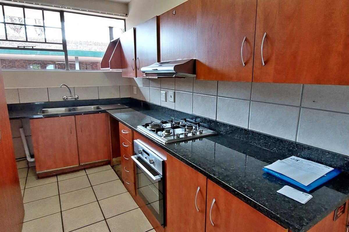 Modern Ground Floor Unit with Pet Friendly Private Garden - Photo 4