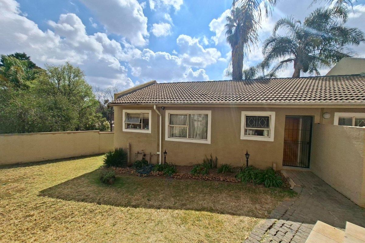 3 Bedroom/2 Bathroom Townhouse with wrap around garden - Photo 3