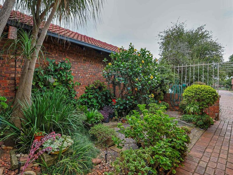 Secure 3 Bedroom Townhouse with Private Garden in a Well-Maintained Complex - Photo 4