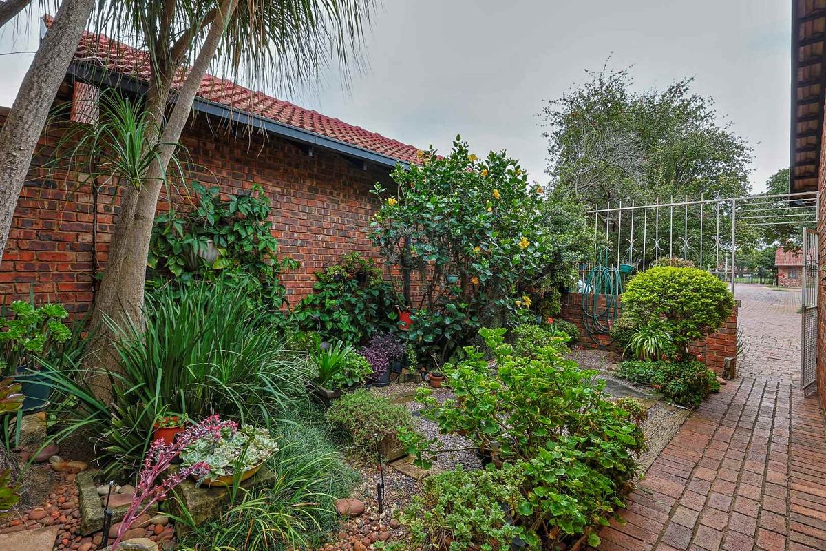 Secure 3 Bedroom Townhouse with Private Garden in a Well-Maintained Complex - Photo 4