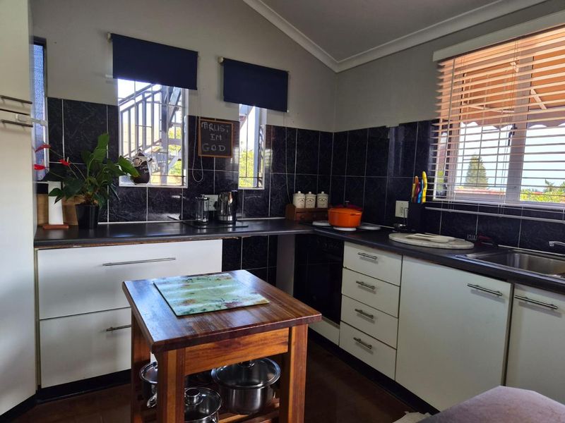 Spacious three-bedroom family home in Bluff featuring a swimming pool, lapa, and scenic garden views. Includes flatlet - Photo 8