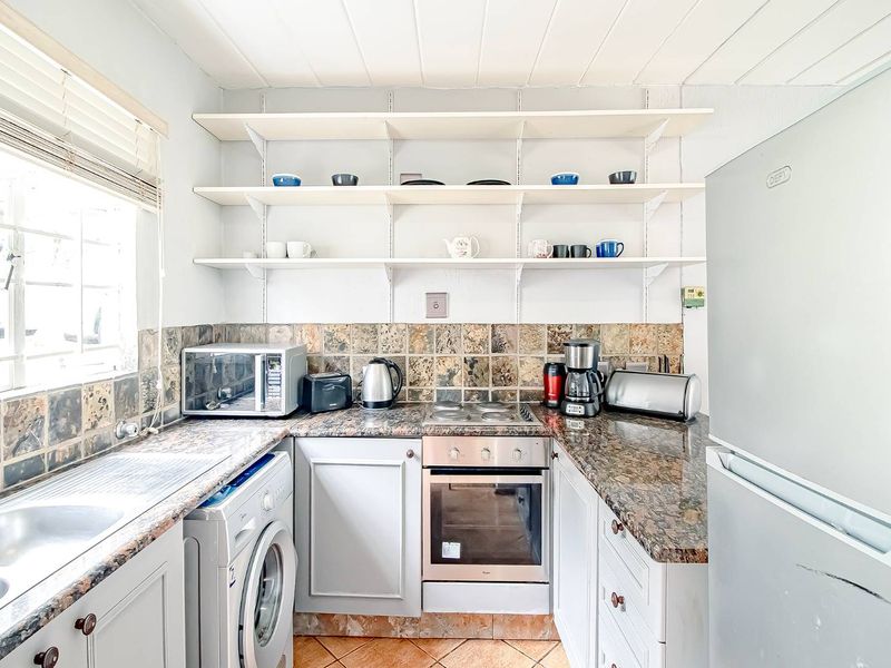 Cosy 2 bedroom unit in pet-free complex - Photo 10