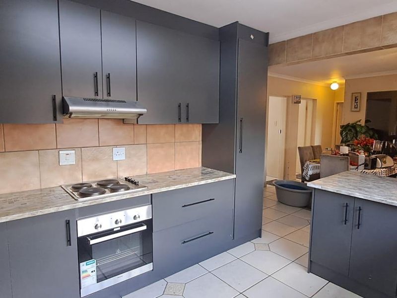 Low-Maintenance Simplex with Space to Breathe - Photo 5