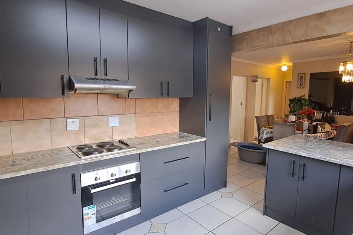 Low-Maintenance Simplex with Space to Breathe - Photo 5