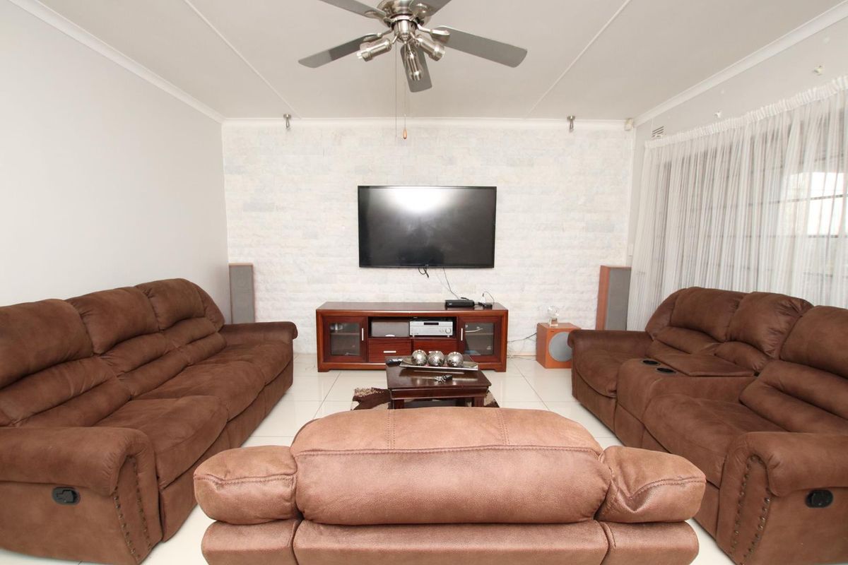 Neat Family Home in Glen Anil - Photo 5