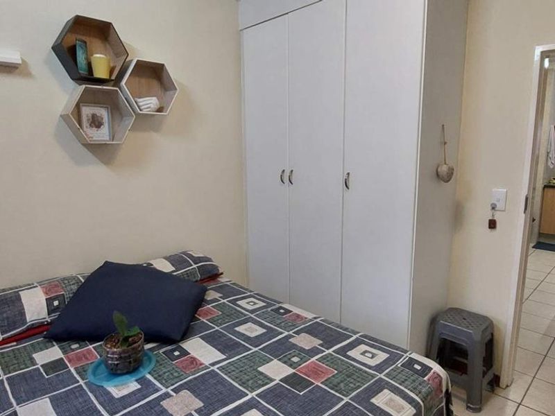 Ground-floor comfort with room for pets and family - Photo 9