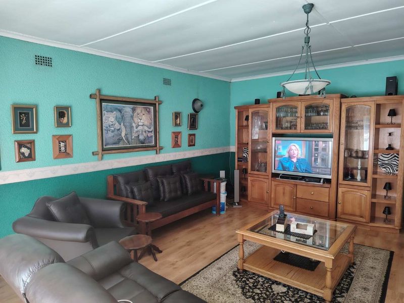 4 bedroom 2 bathrrom house with 2 bedroom Cottage in enclosed area in Nimrod Park - Photo 7