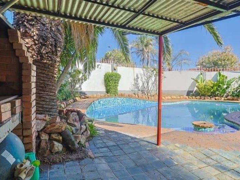 4 Bedroom House for Sale in Rewlatch ,Johannesburg - Photo 2