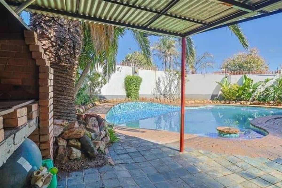 4 Bedroom House for Sale in Rewlatch ,Johannesburg - Photo 2