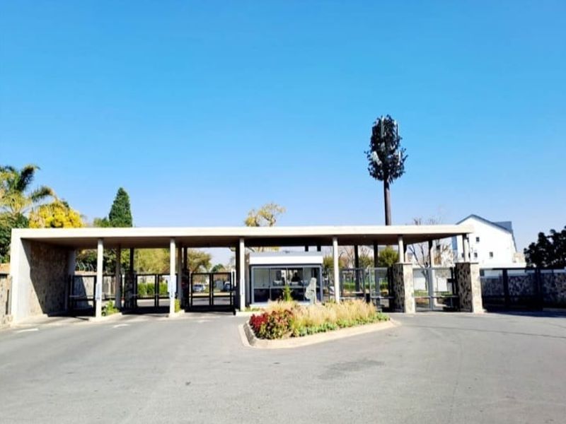Spacious 3Bed, 2Bath Apartment in Secure Kyalami Complex – Rent R14000 - Photo 2