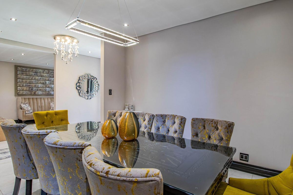 Entertain in Style: Luxurious 5-Bedroom Family Haven! - Photo 5