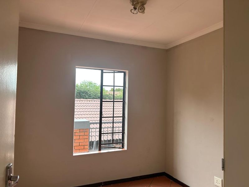 Tranquil Living Space! - Photo 8
