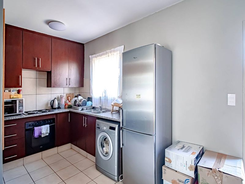 Three Bedroom townhouse in Annlin - Photo 5