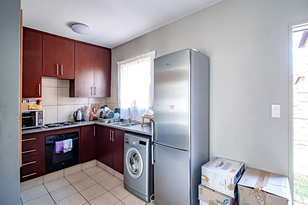 Three Bedroom townhouse in Annlin - Photo 5