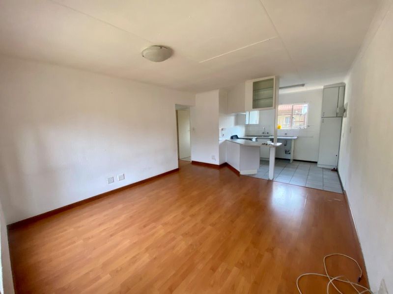 Neat 2 bedroom Top Floor Unit in Theda Oaks - Photo 3