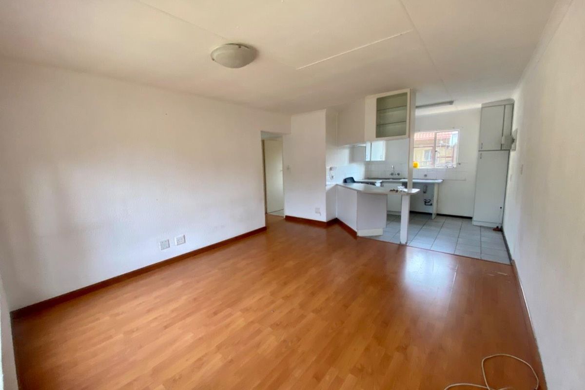 Neat 2 bedroom Top Floor Unit in Theda Oaks - Photo 3