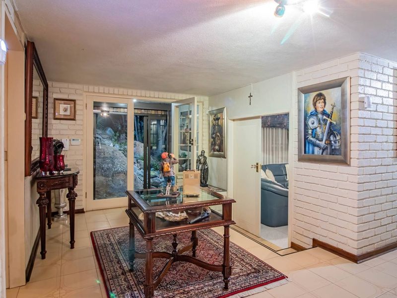 DISTINGUSHED HOME FOR THE DISCERNING FAMILY - Photo 4