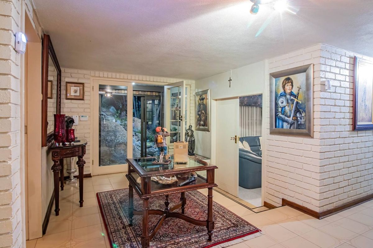 DISTINGUSHED HOME FOR THE DISCERNING FAMILY - Photo 4