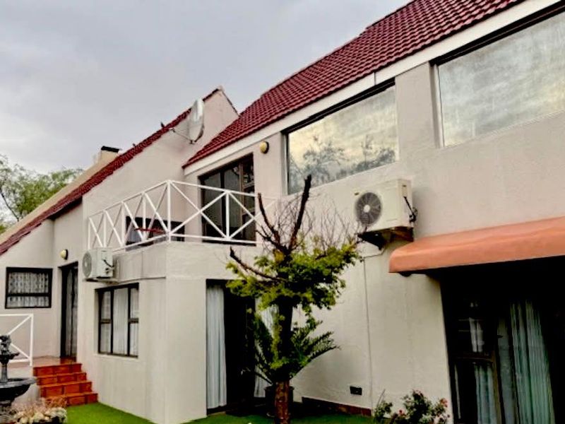 Spacious Family Home with Versatile Living & Work Spaces - Photo 3