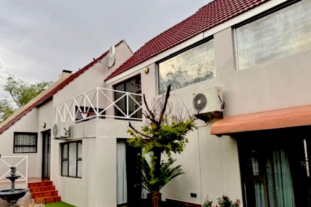 Spacious Family Home with Versatile Living & Work Spaces - Photo 3