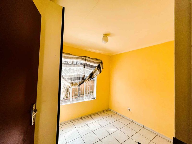 Start Your next Chapter in this Charming Naturena Home! - Photo 10