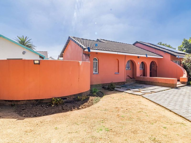 Charming Family Home with Flatlet and Workshop on Expansive Stand - Photo 4