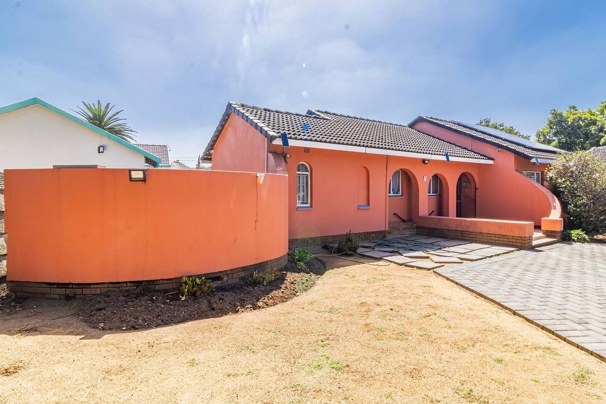 Charming Family Home with Flatlet and Workshop on Expansive Stand - Photo 4