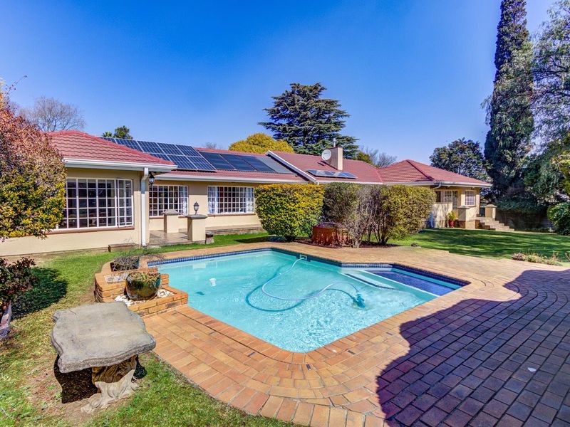 GRACIOUS FIVE BEDROOMED HOME ON 1545M2 STAND - A STONE'S THROW FROM HOMESTEAD DAM! - Photo 2